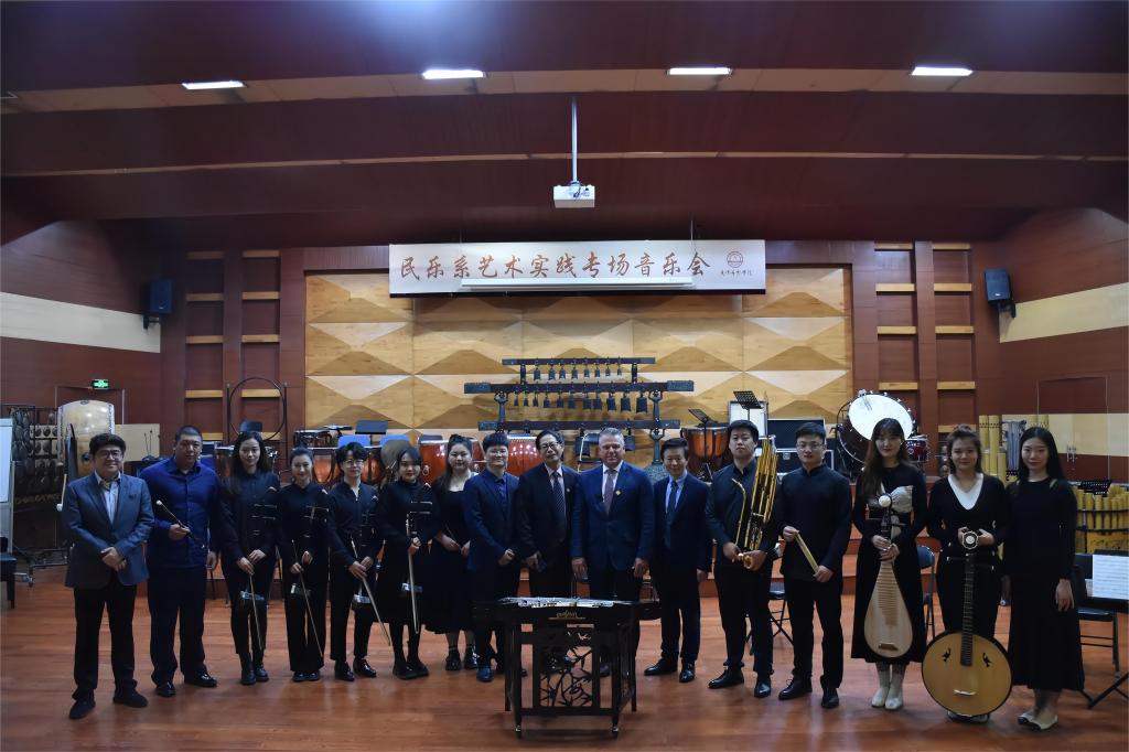 出席会见的还有西三一大学多元文化顾问